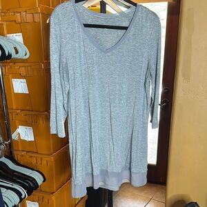 Travelsmith Gray V-Neck 3/4 Sleeve Women's Top Size Medium